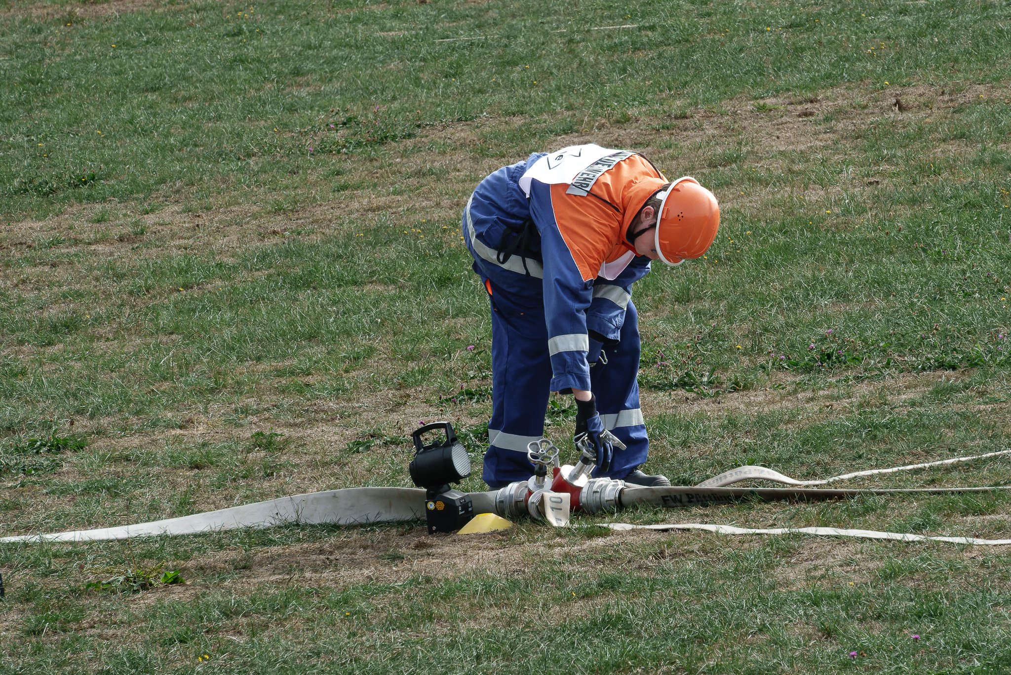 Jugendfeuerwehrmitglied beim Löschangriff am Verteiler
