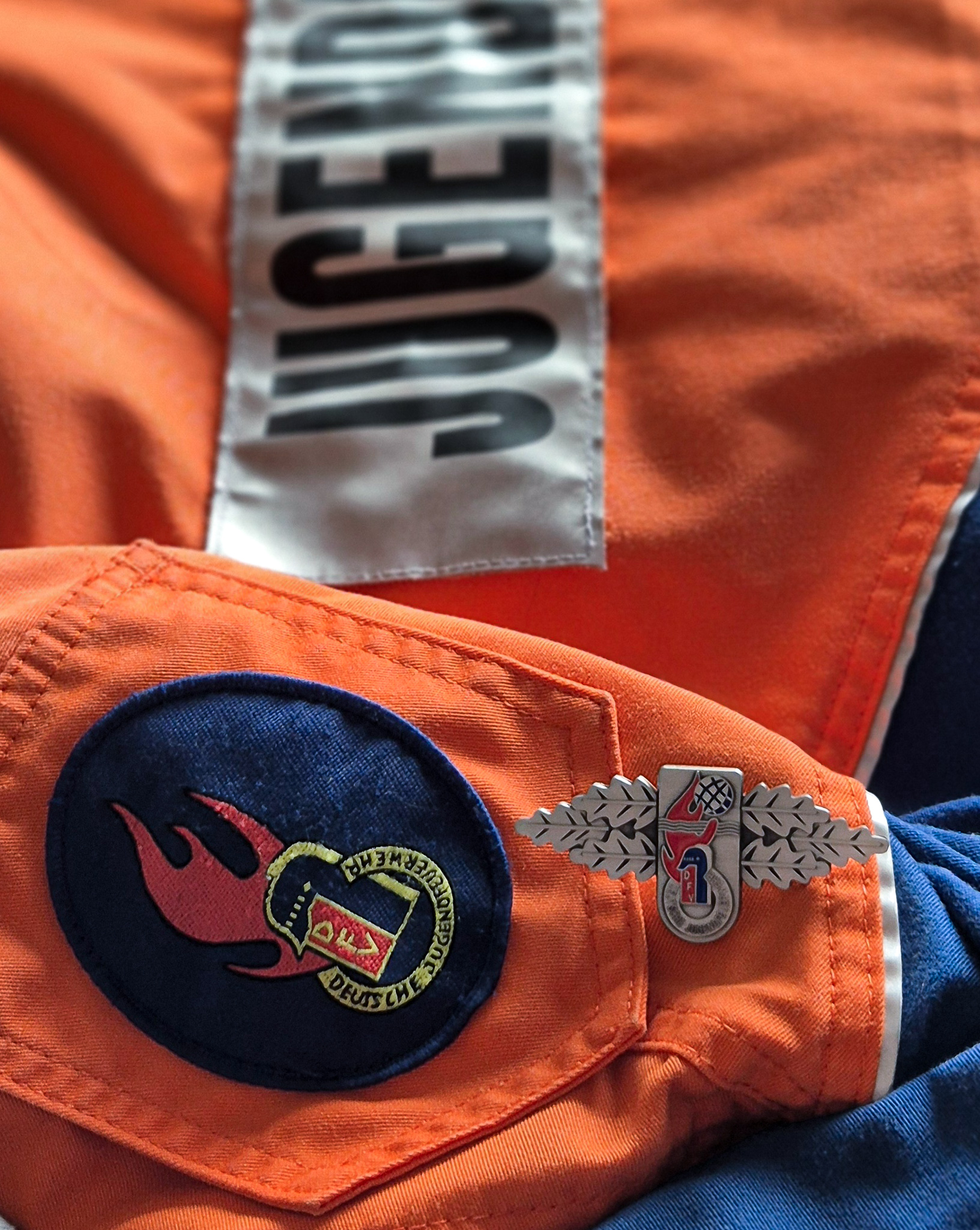 Leistungsspange der Deutschen Jugendfeuerwehr auf einer Jugendfeuerwehruniform