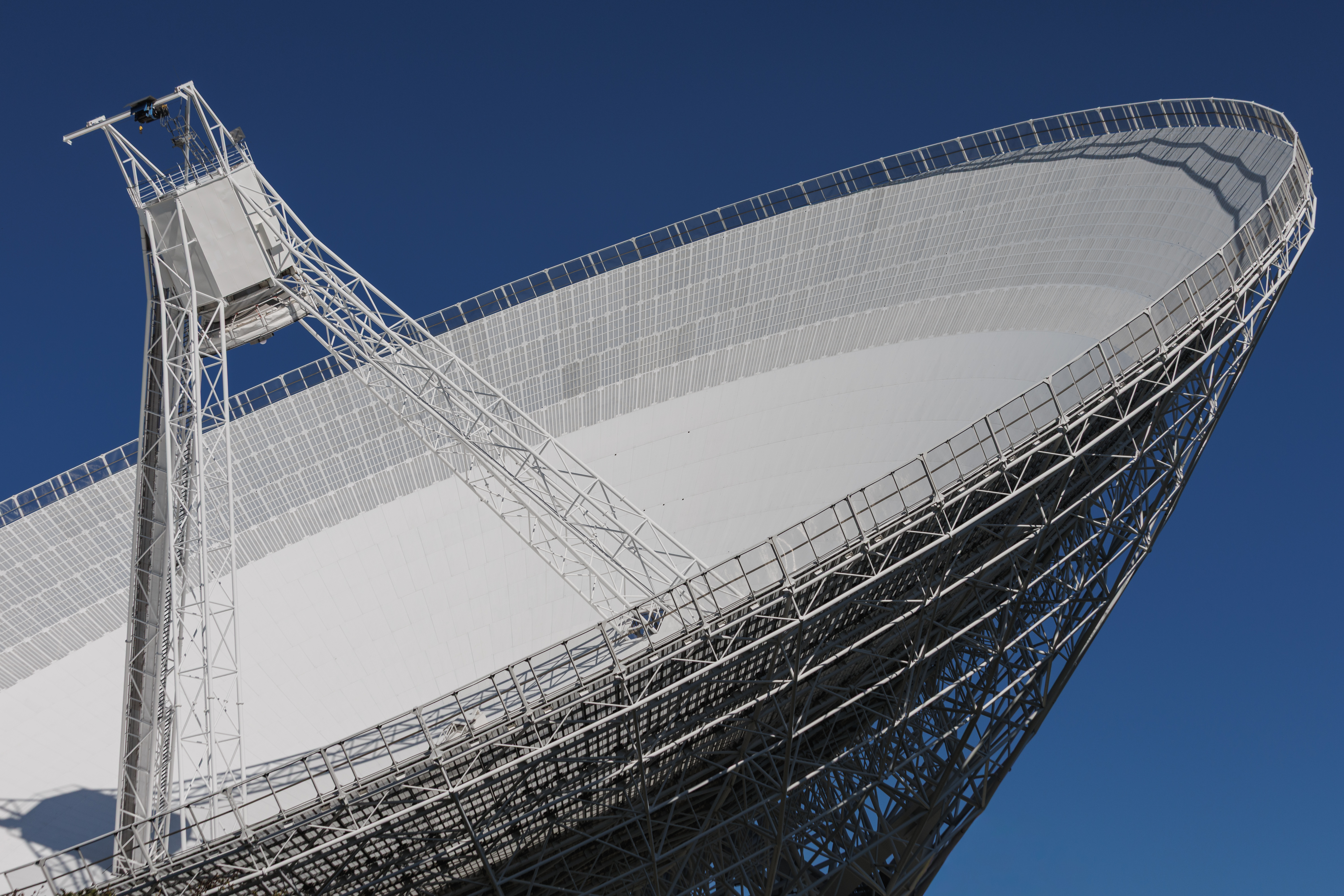 Blick in die Parabolantenne des Radioteleskops Effelsberg mit den Stützstreben der Primärfokuskabine und dem Sekundärspiegel