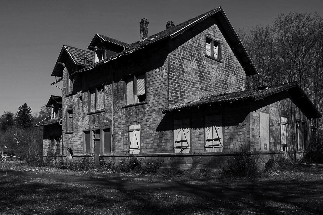 Schwarzweißaufnahme des alten Bahnhofs Jägersburg – verlassene Fassade mit geschlossenen Fenstern