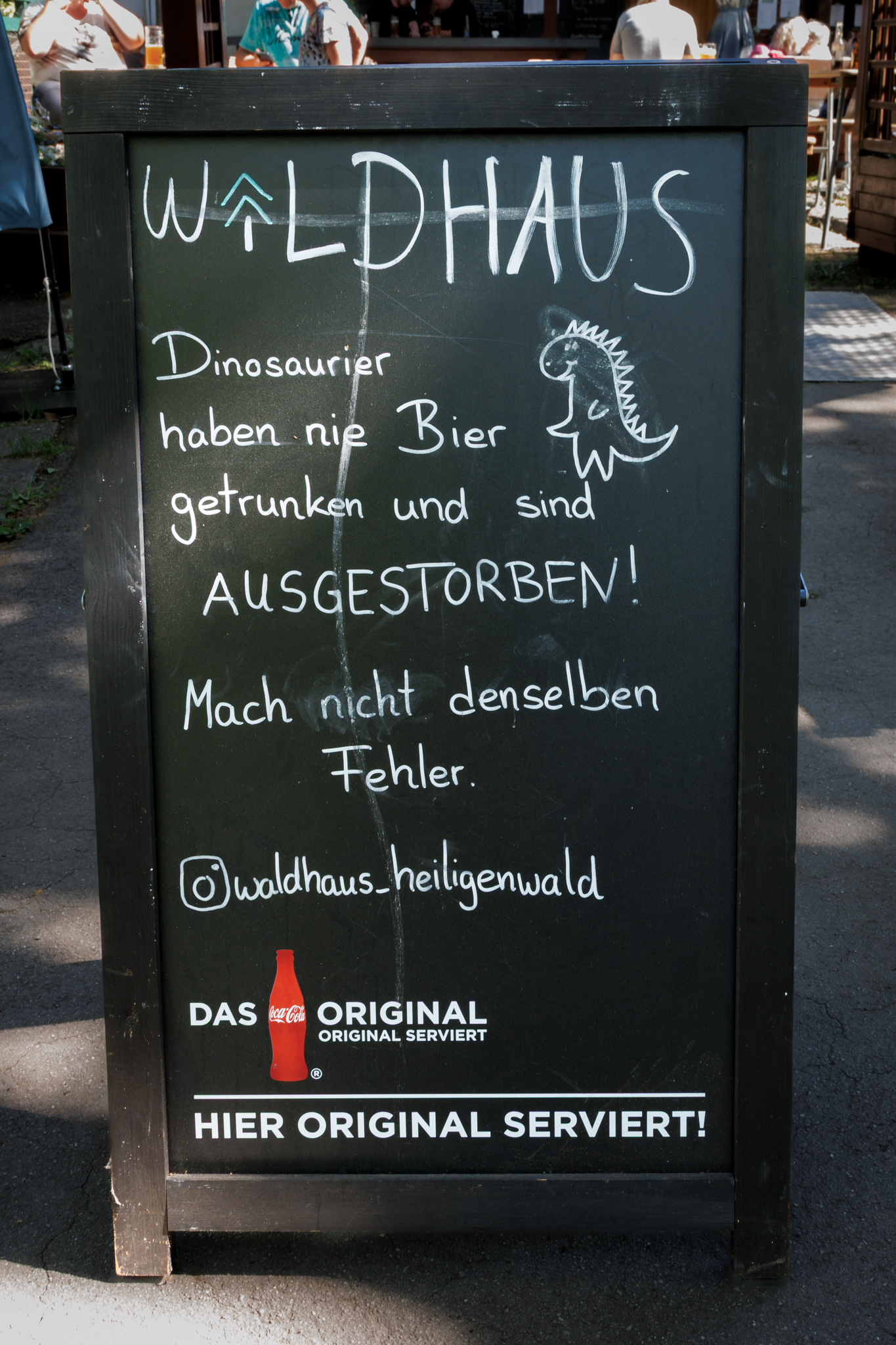 Eine Kreidetafel vor dem Gasthaus am Itzenplitzer Weiher
