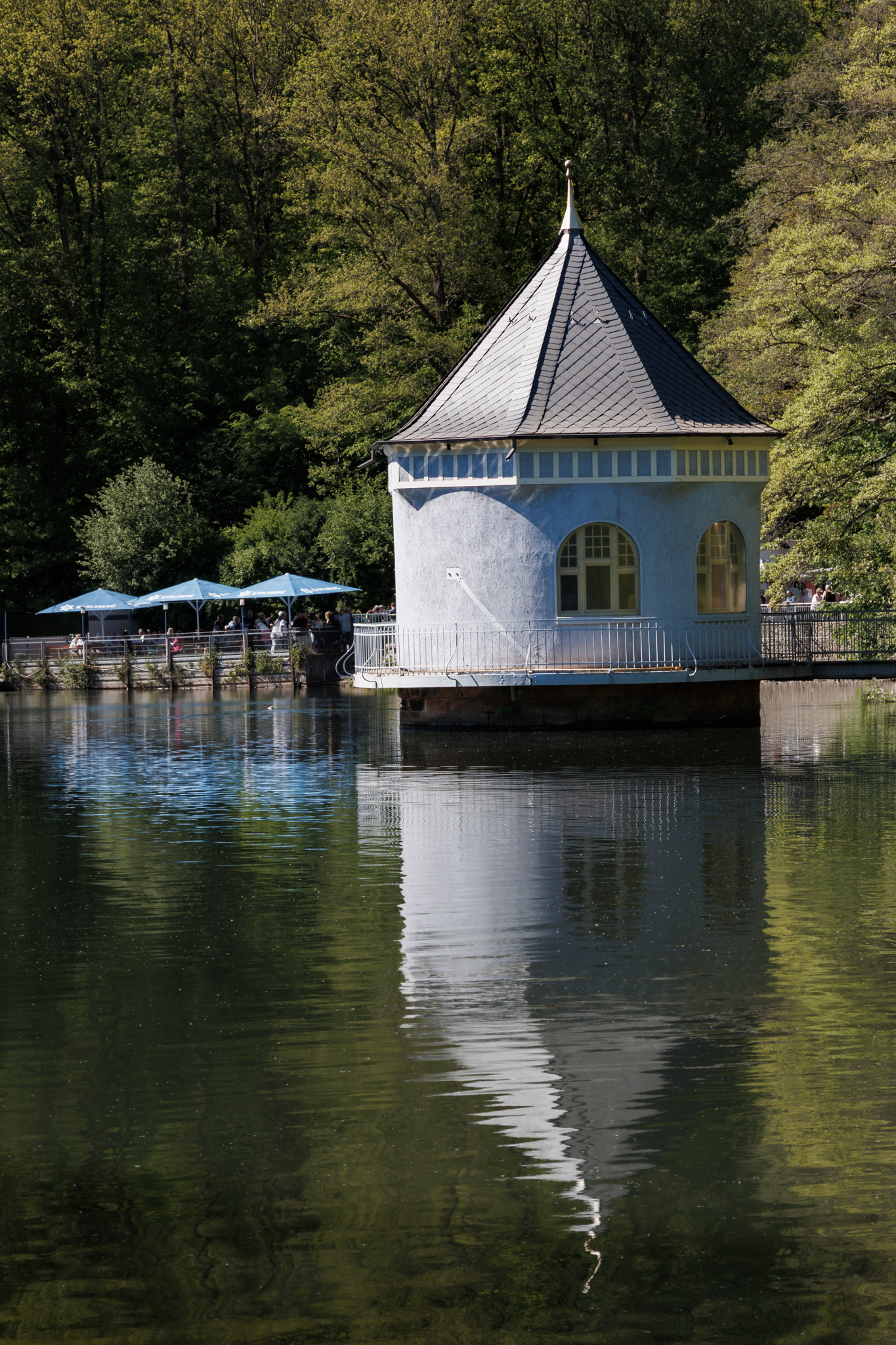 Das Pumpenhäuschen spiegelt sich im Wasser