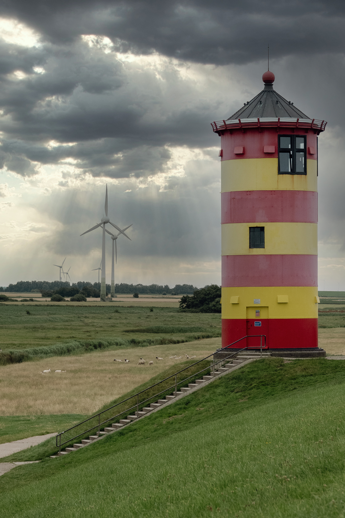 Pilsumer Leuchtturm im Sturmlicht